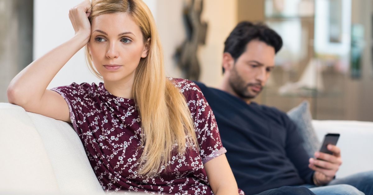 Žena i muškarac par svađa