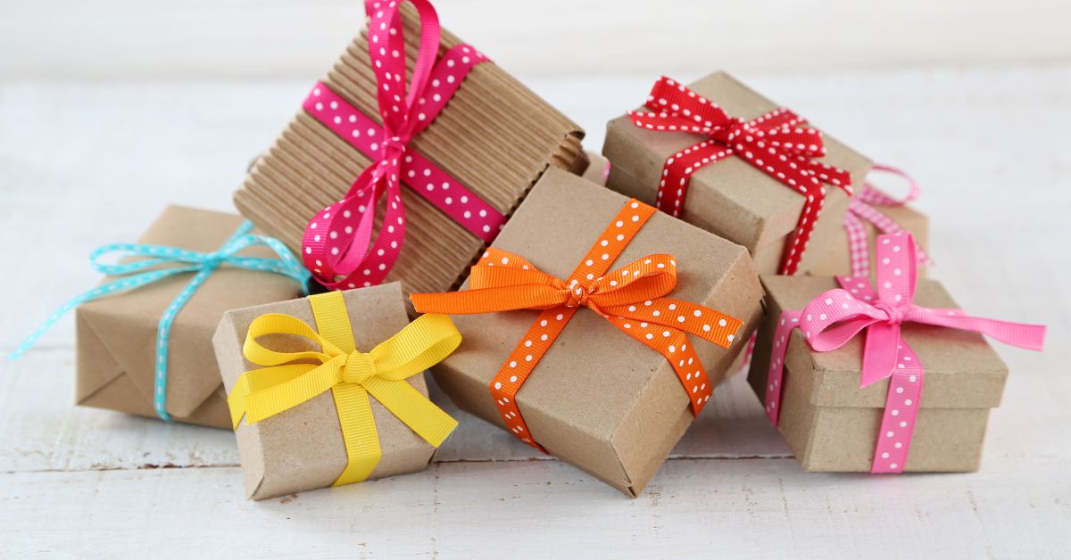 upakovani pokloni sa raznobojnim mašnama