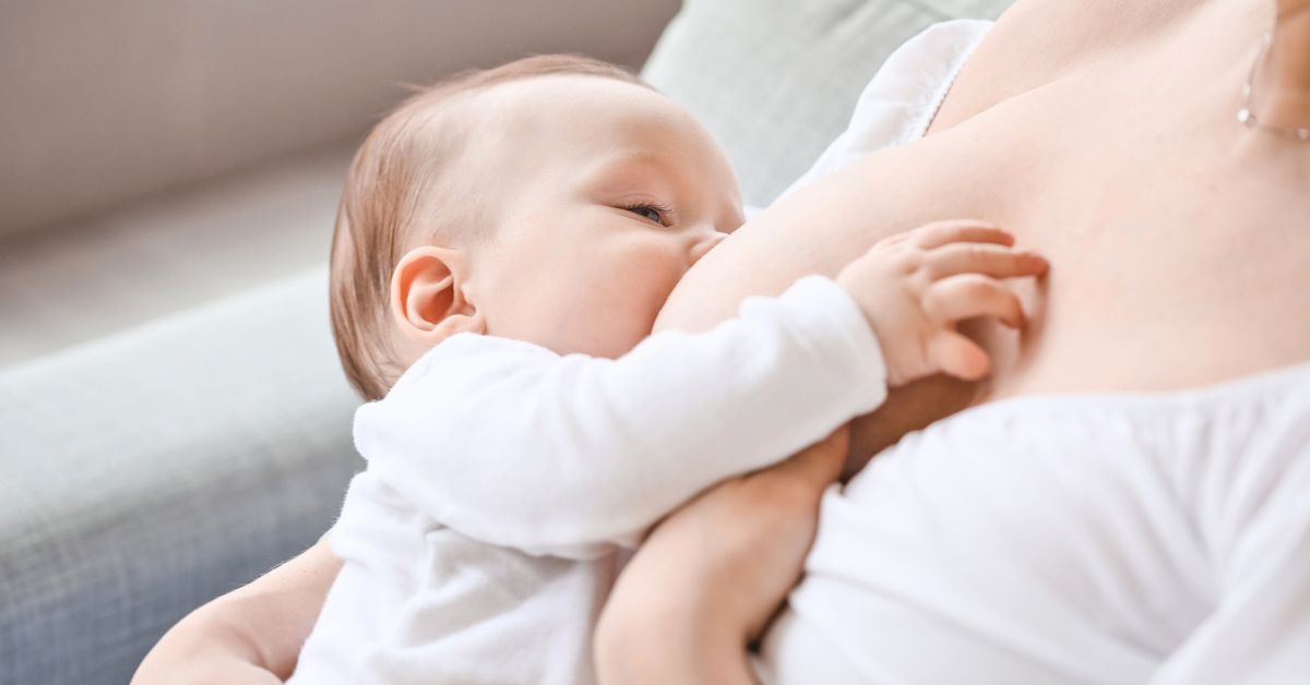Beba sisa mama je drži u naručju