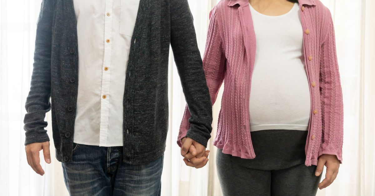 trudnica i partner se drže za ruke