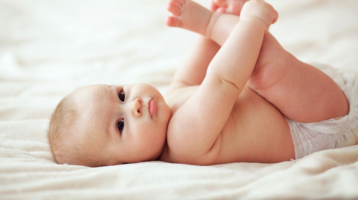 Beba leži na leđima