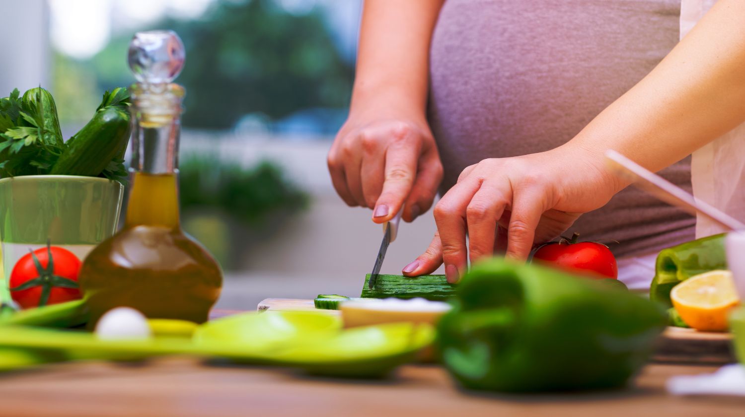 Trudnica priprema obrok