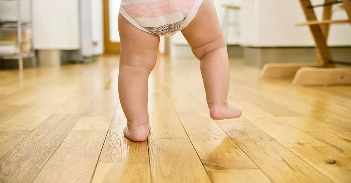 Bebine nogice beba hoda u kući