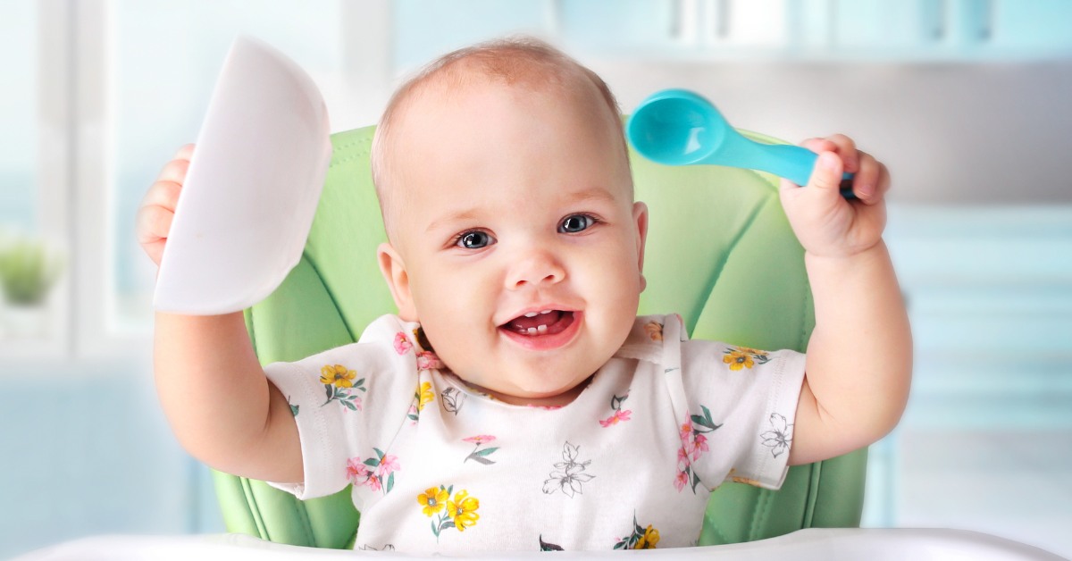 beba drži posudu i plastičnu kašiku