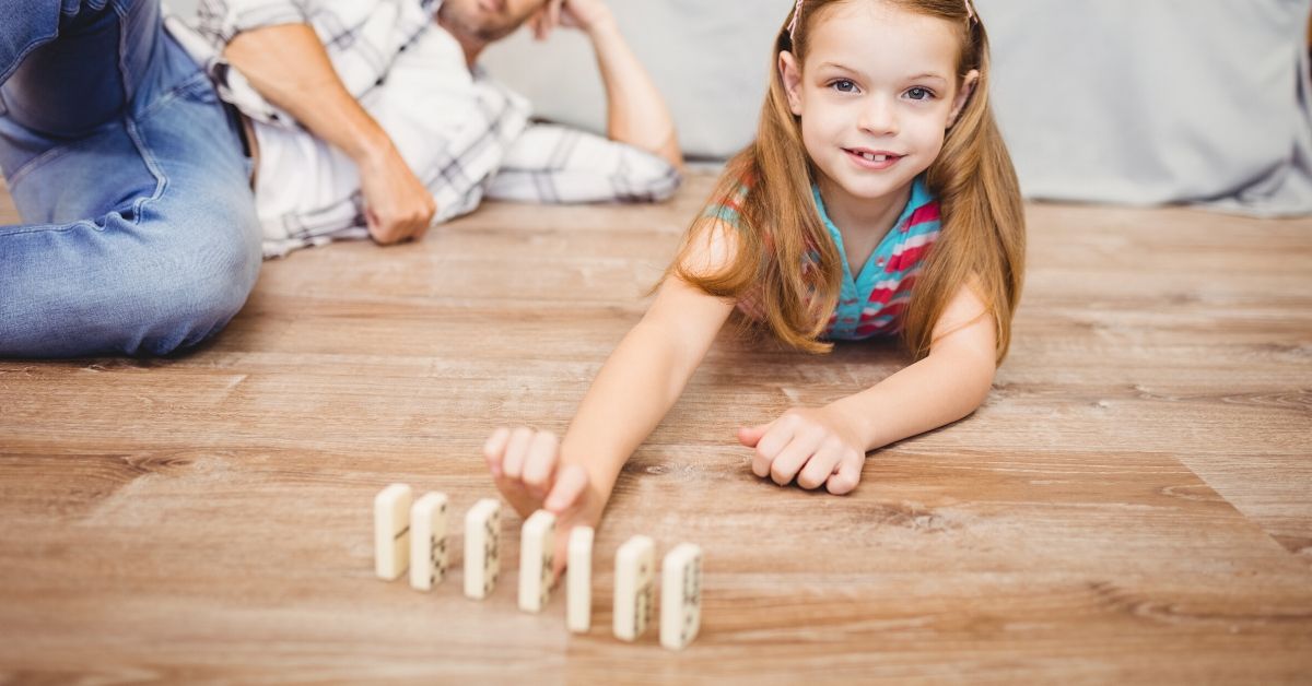 Devojčica ruši domine