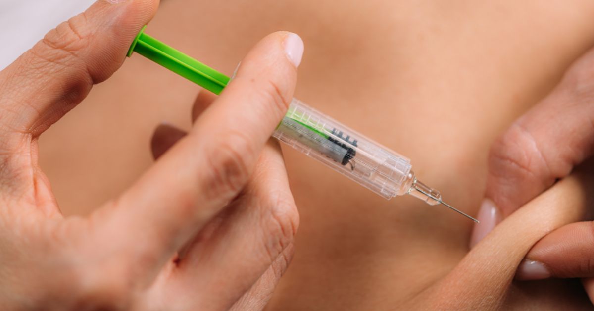 žena daje injekciju heparina