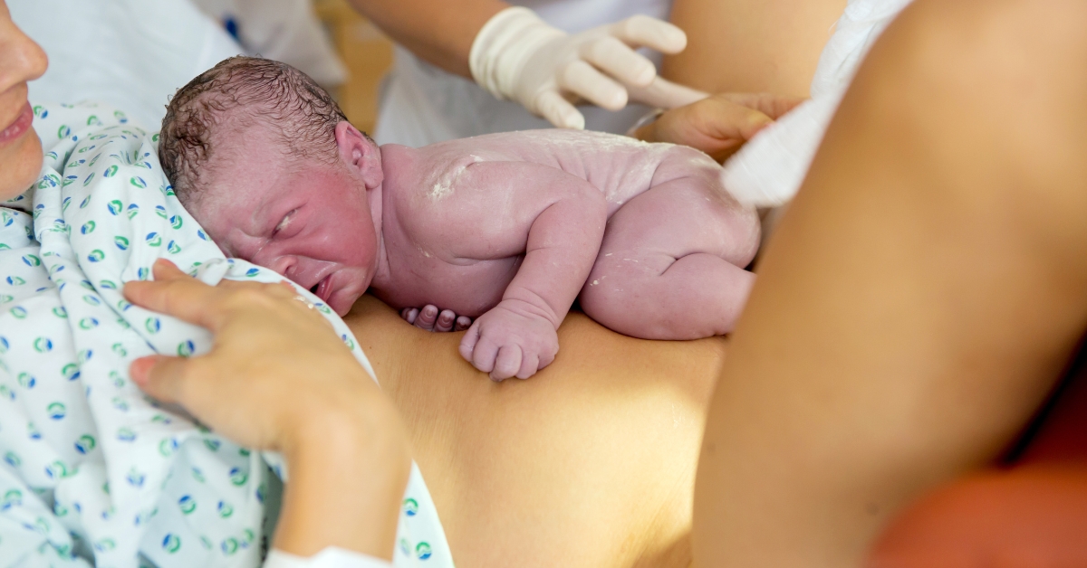 novorođenče leži mami na stomaku