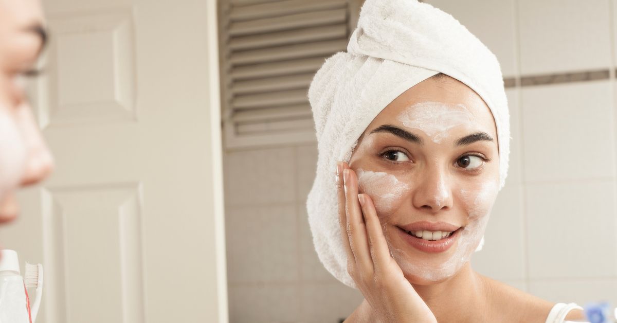 žena maže kremu na lice