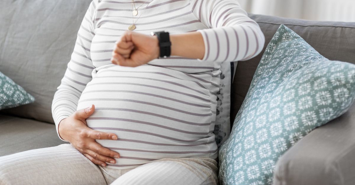 Trudnica gleda na sat kontrakcije