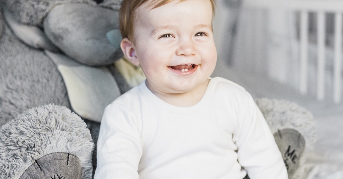 beba se smeje