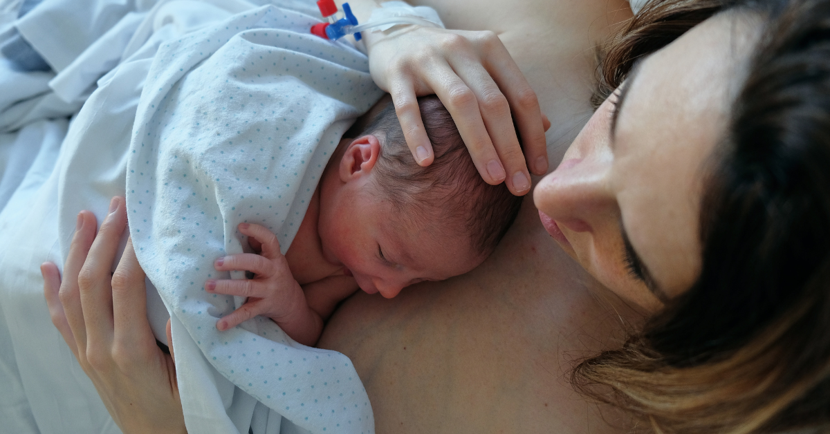 beba mami na grudima spava