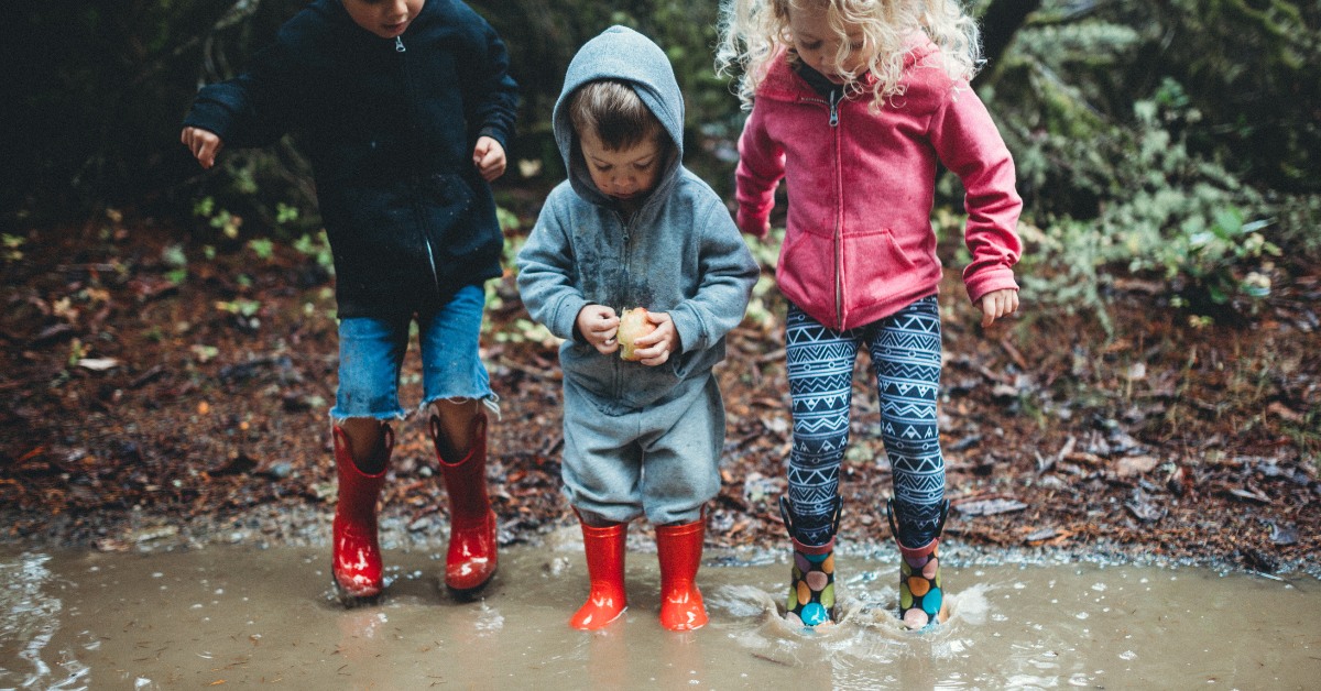 deca na kiši plešu