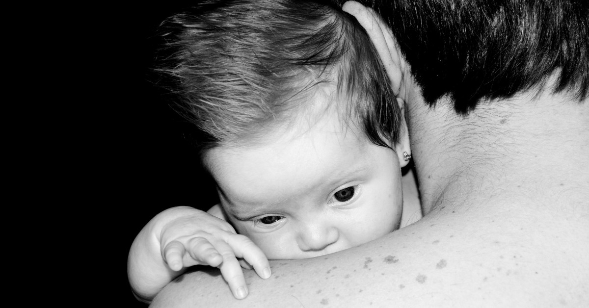 tata grli bebu crno bela fotografija