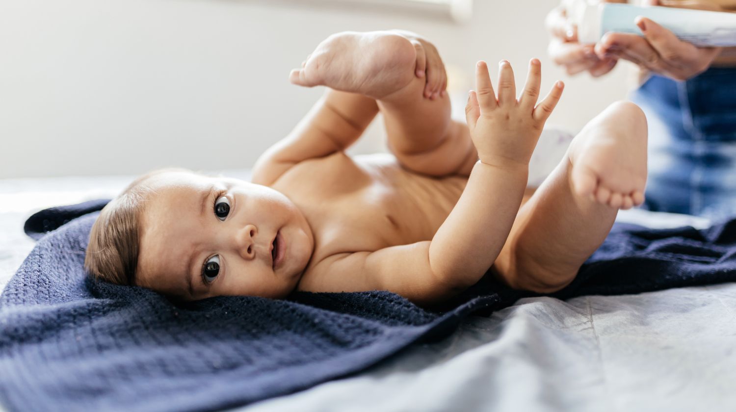 Beba leži dok mama menja pelene