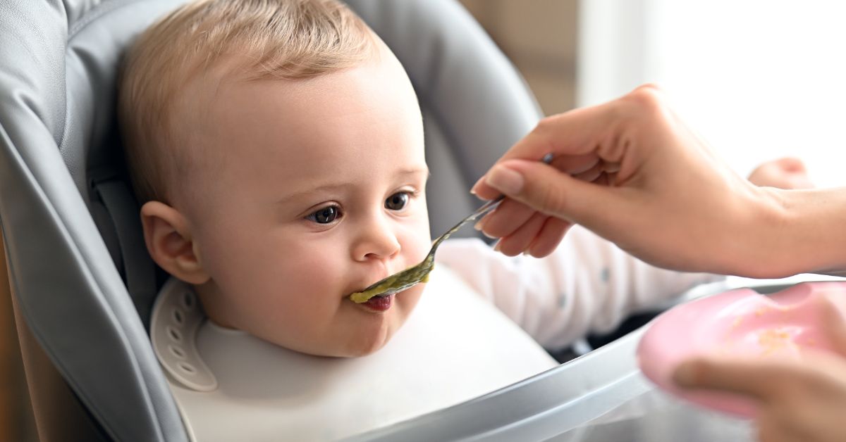 mama hrani bebu kašicom