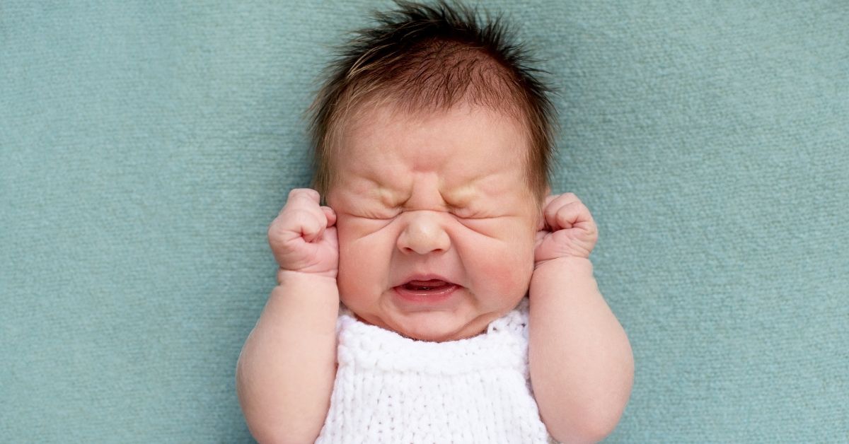 Beba namrštena stisnute pesnice