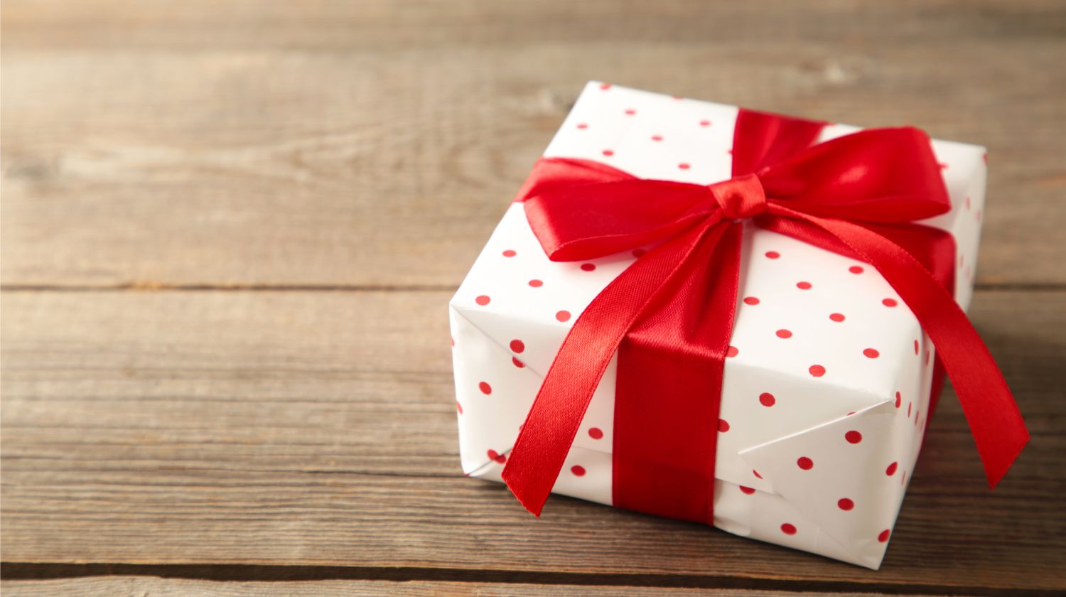 Poklon sa crvenom mašnom