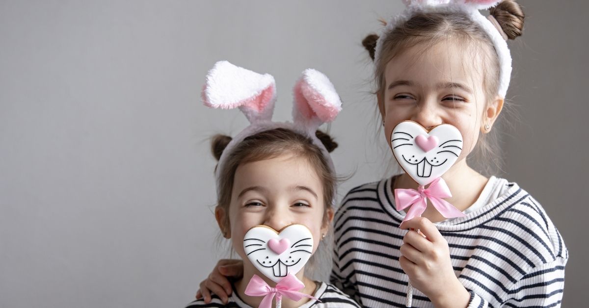 Dve devojčice maskirane u uskršnjeg zeku