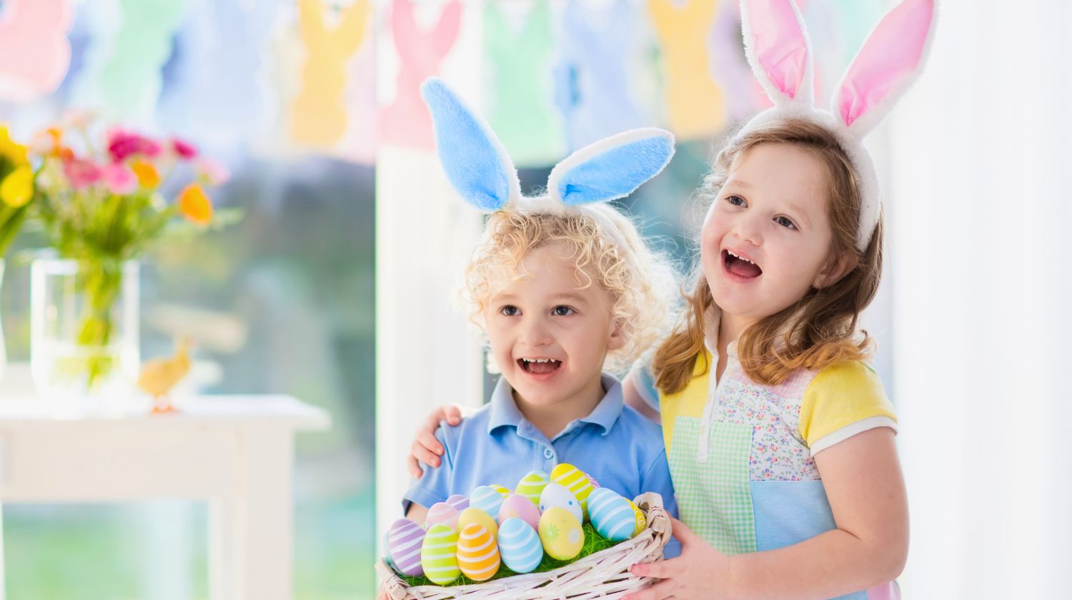 Dečak i devojčica za zekinim ušima Uskrs