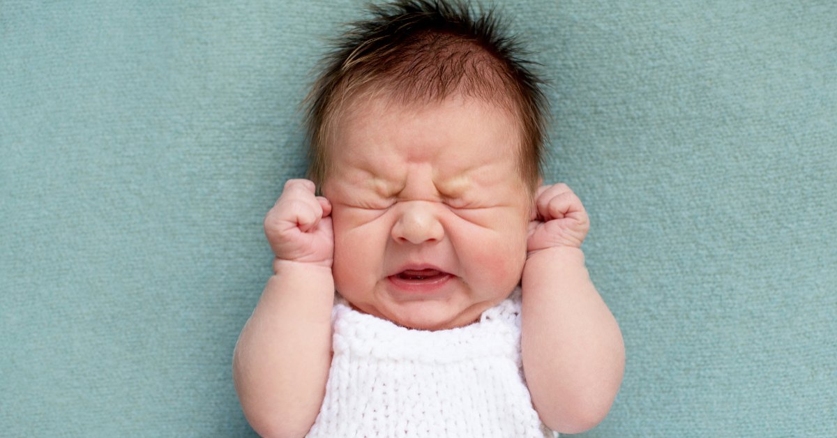 beba plače sa rukicama kod ušiju