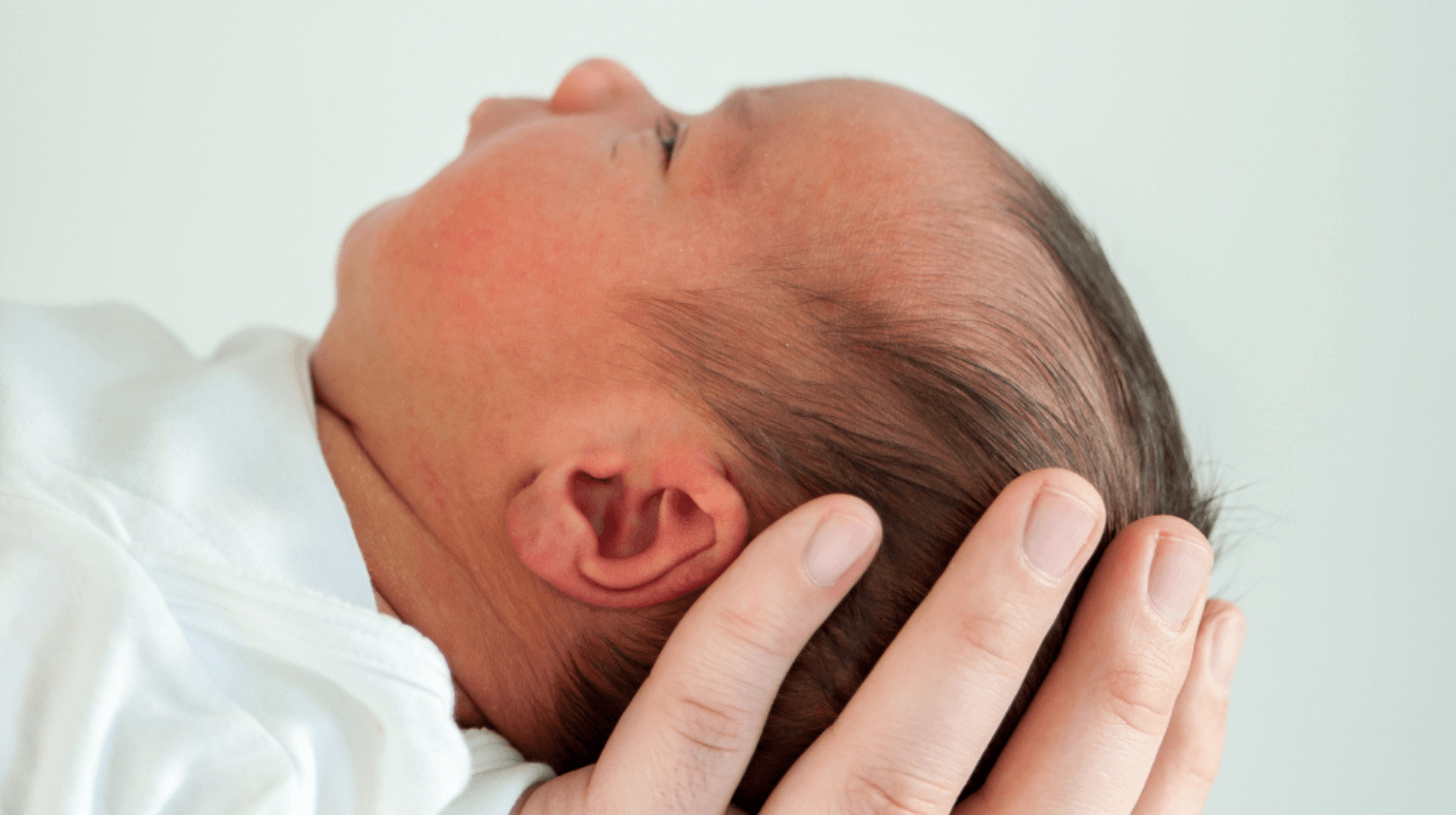 beba u očevoj šaci spava