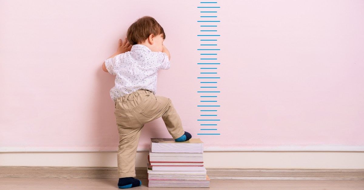 dete se penje na knjige da meri visinu