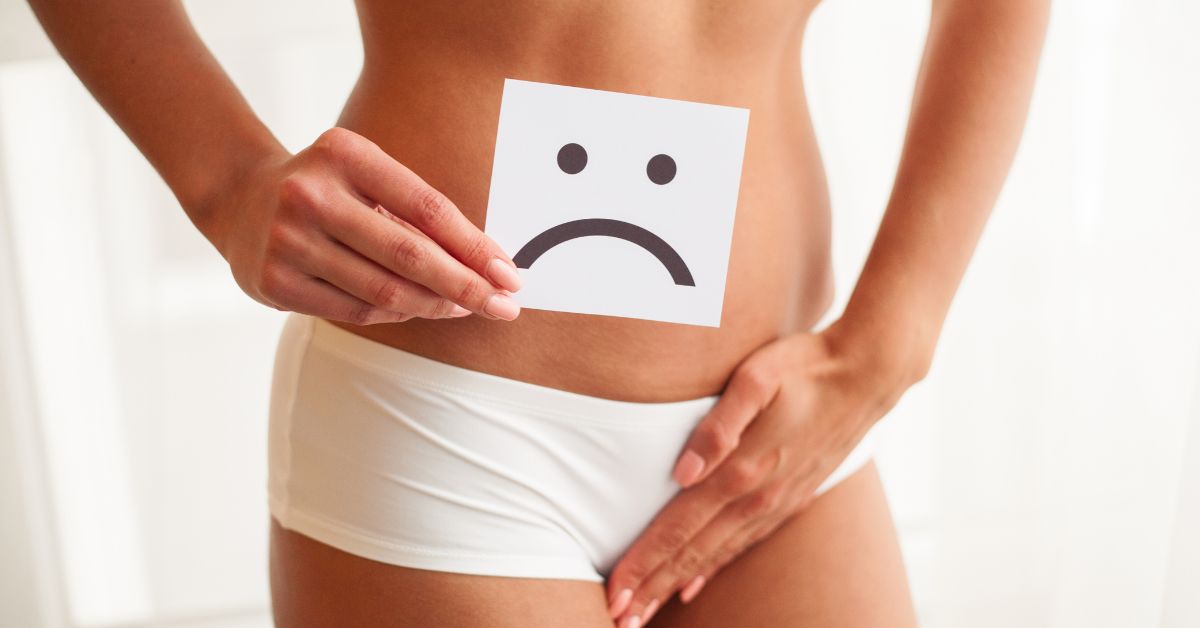 žena u donjem vešu drži crtež tužnog smajlija