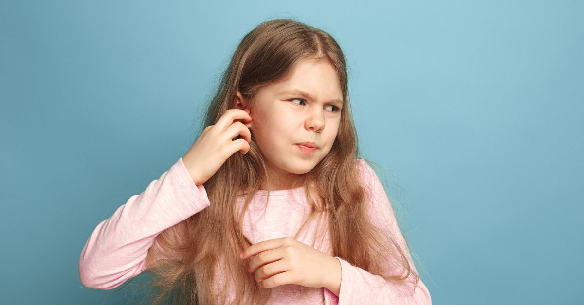 devojčica se drži za uho