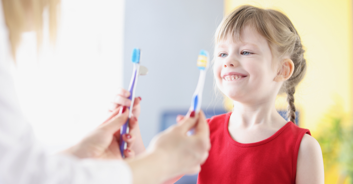 Devojčica bira četkicu za zube