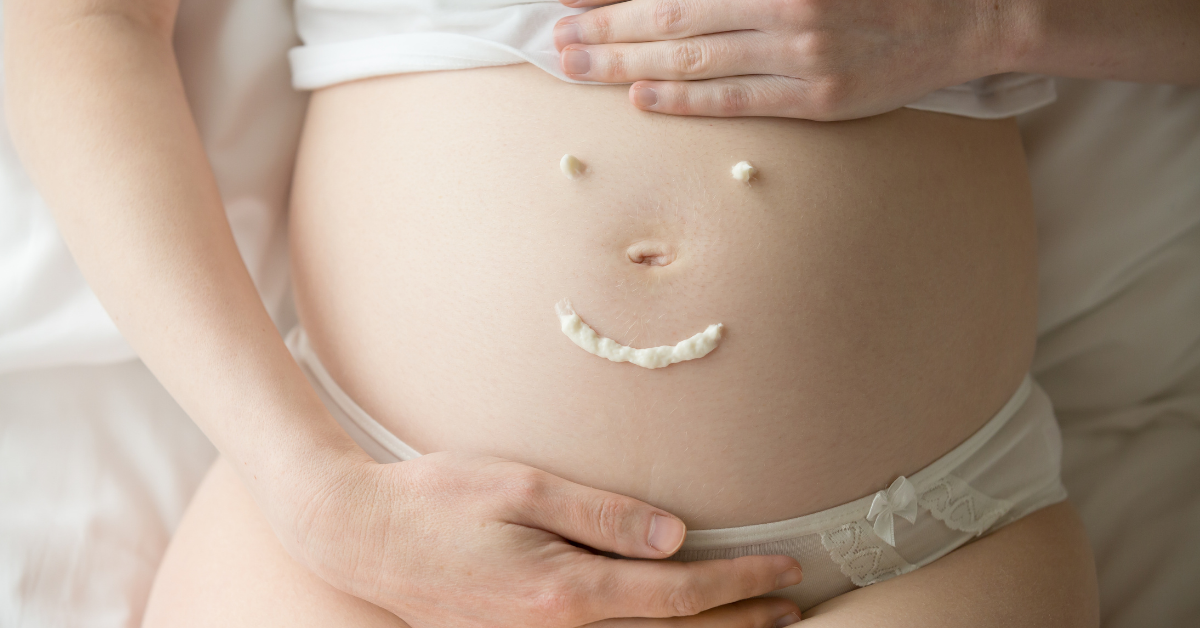 Trudnički stomak smajli nacrtan kremom