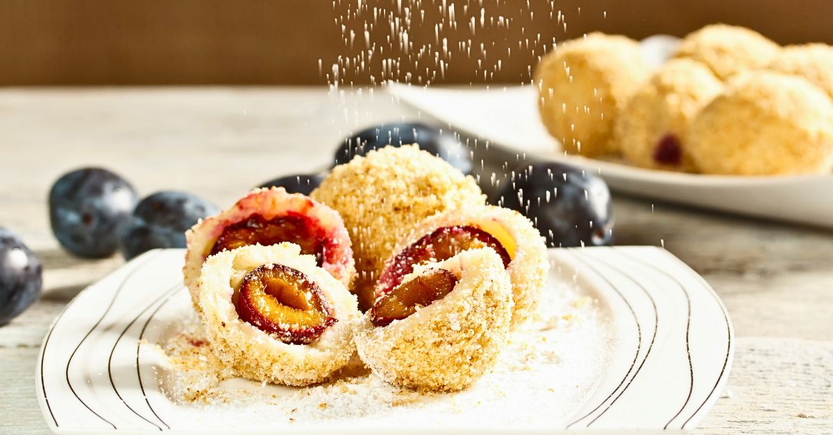 Knedle sa šljivama poslužene u tanjiru