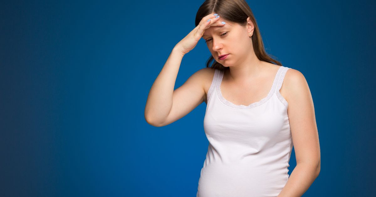 Trudna žena se drži za glavu