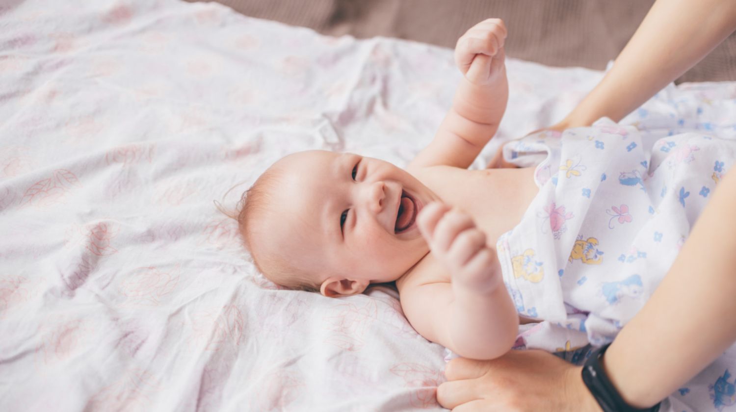 beba-lezi-na-ledjima