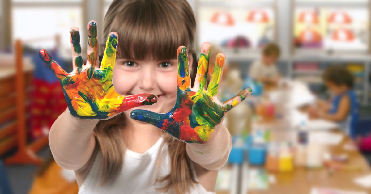 Devojčica sa obojenim dlanovima vrtić