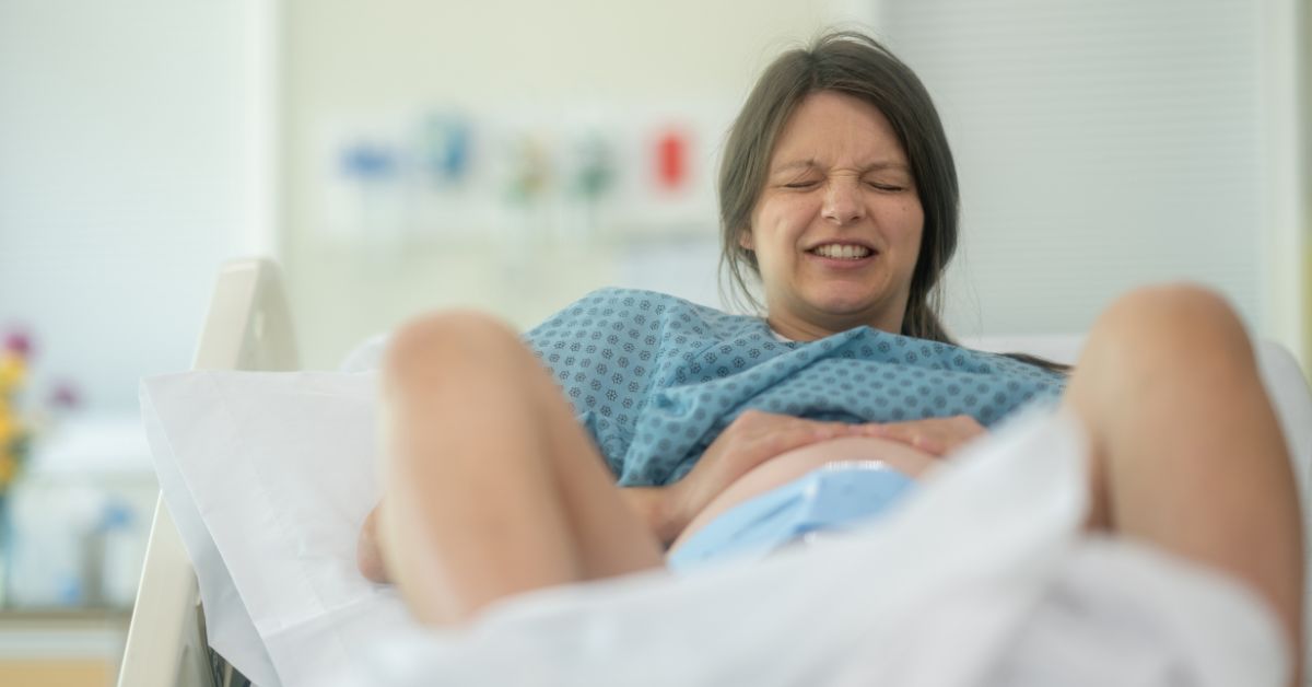 Žena na krevetu krenuo porođaj