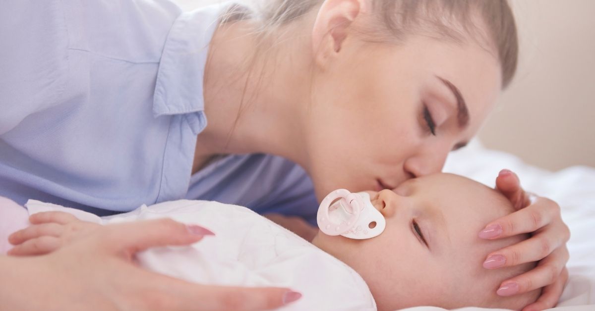 mama ljubi bebu dok spava