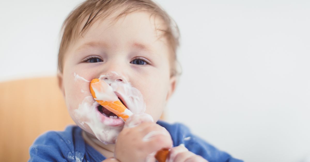 dečak umazan od hrane