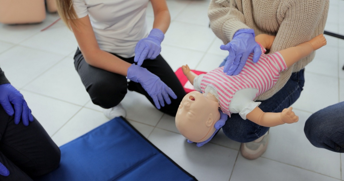 Simulacija prve pomoći bebi kod gušenja