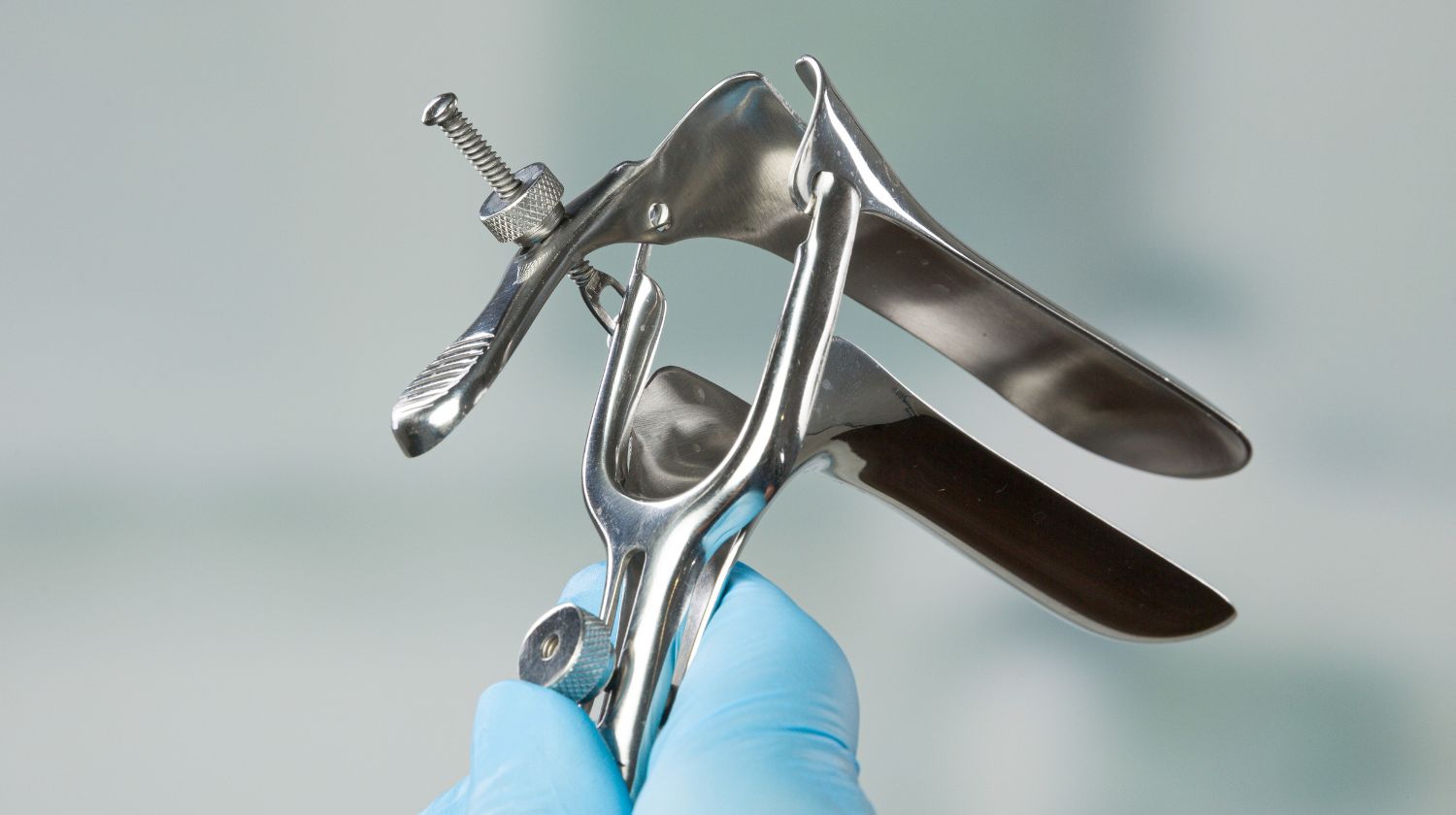 Qora tanli ayol eshagini sikga uradi Uni bogladi va qinini yalashga majbur qildi