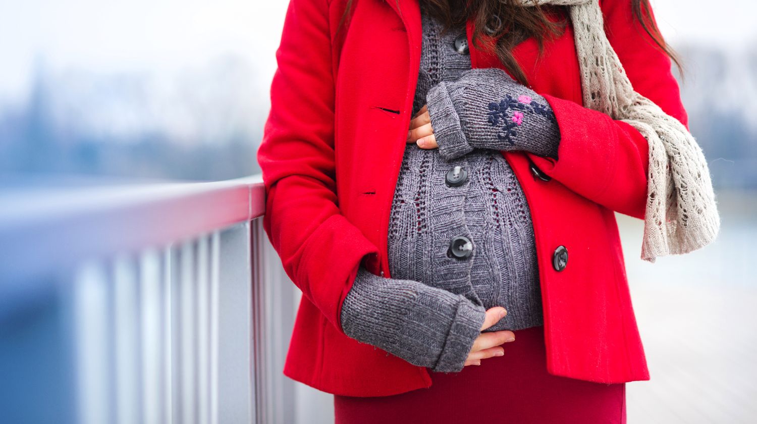 Trudnica u crvenom kaputiću