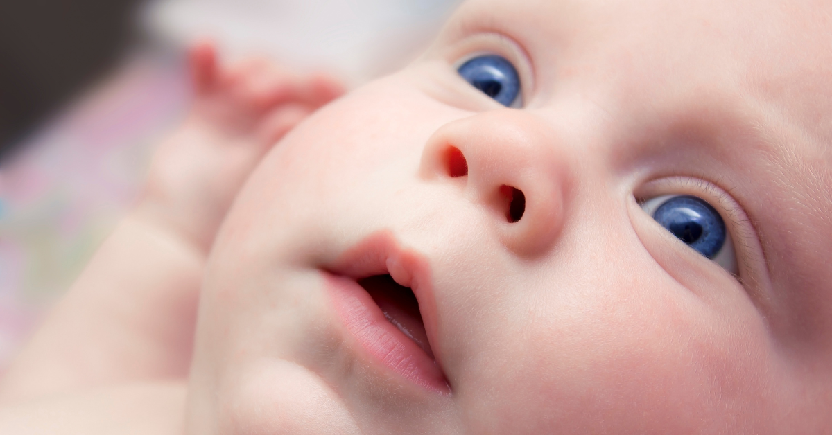 novorođena beba plave oči