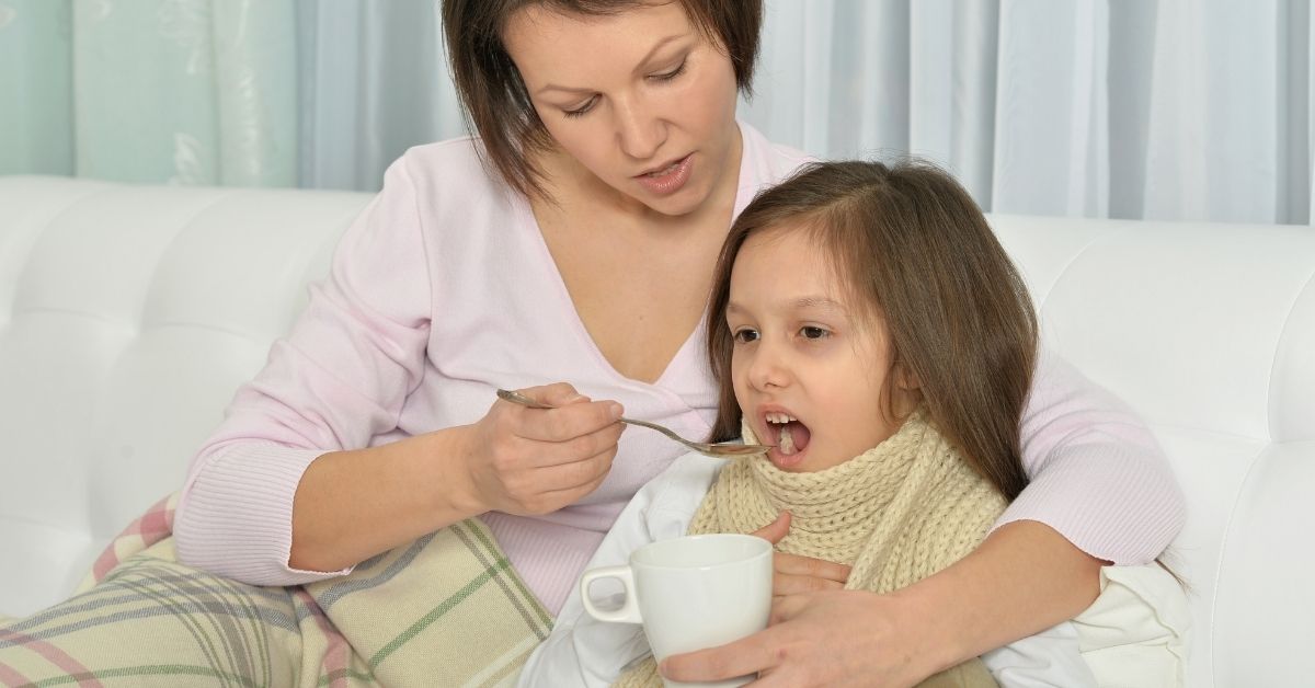 Mama i ćerka pod ćebetom piju čaj
