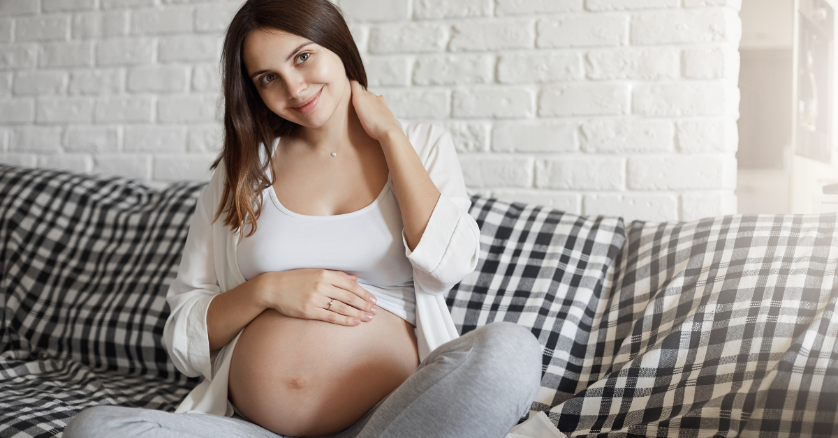 Trudna zena mazi stomak