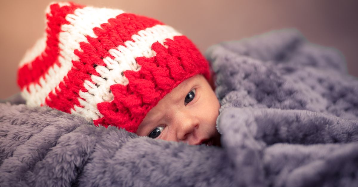 mala beba umotana u ćebe