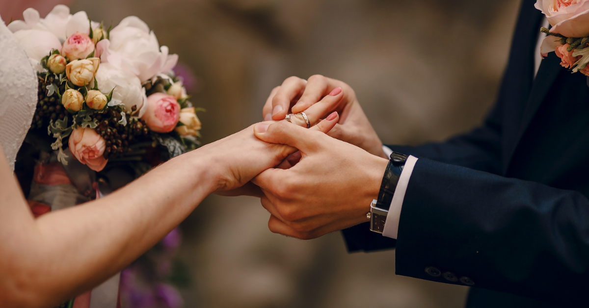 venčanje brak - muž stavlja ženi prsten