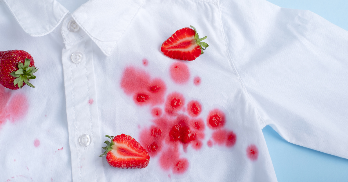 Jagode i fleke od jagoda na beloj košulji