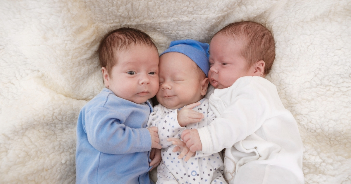 tri novorođene bebe