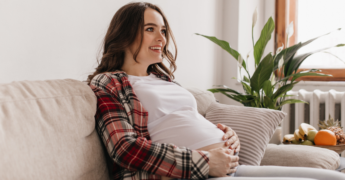 Trudnica sedi na kauču