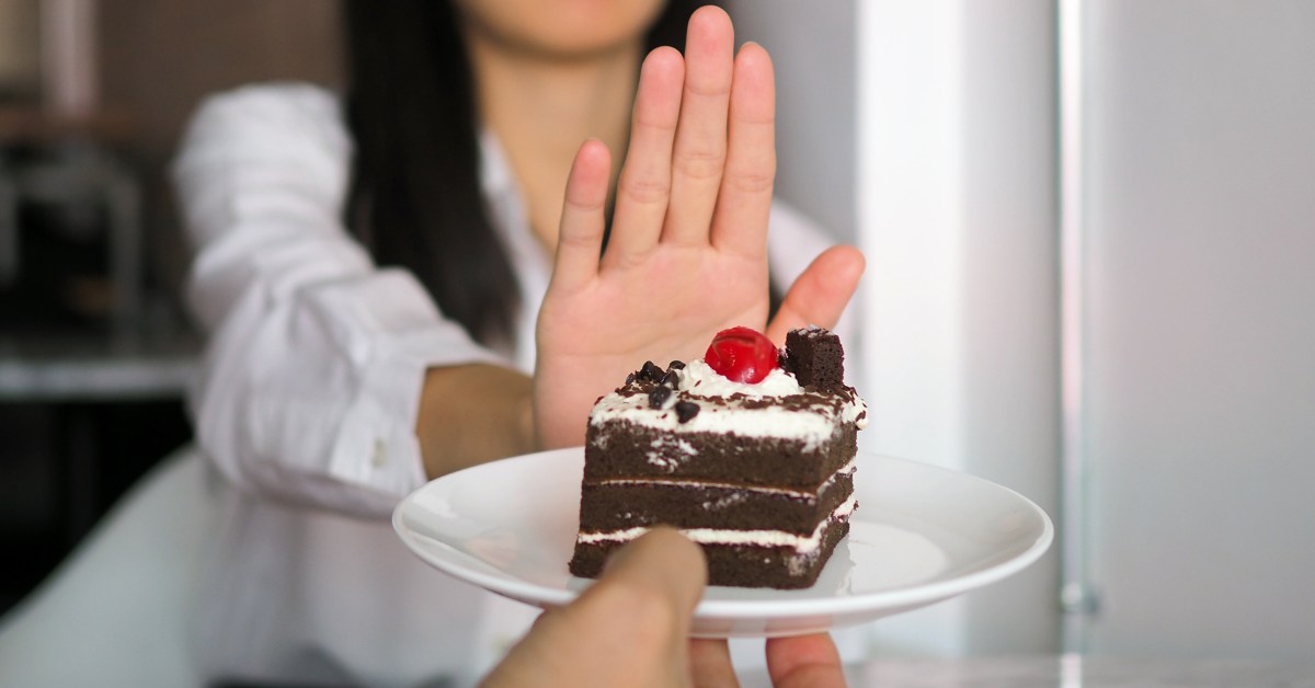 žena odbija parče torte