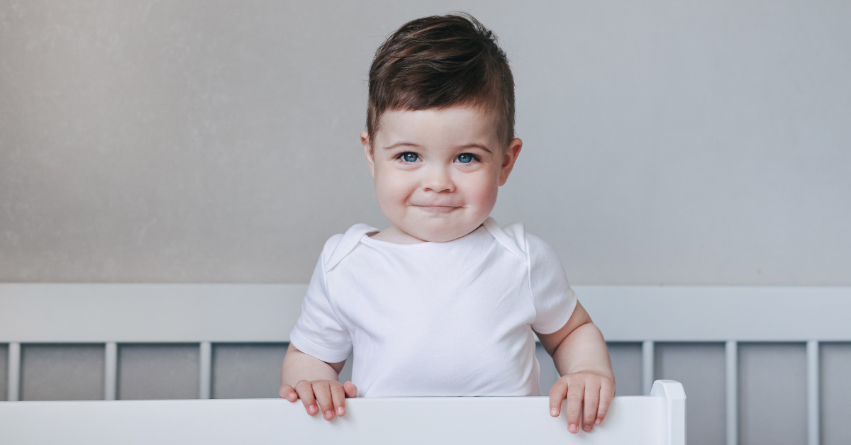 Dečak stoji u krevecu